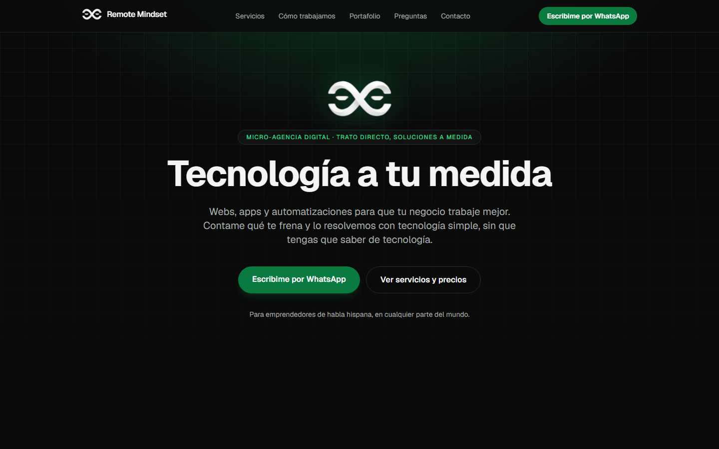 Portada del sitio de Remote Mindset en computadora: logo, titular "Tecnología a tu medida" y botones de WhatsApp y servicios